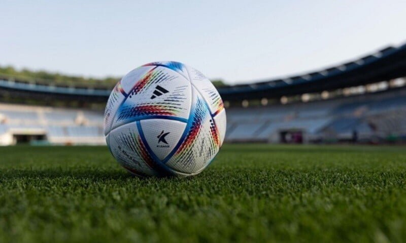 Luật bóng đá 11 người quy định quả bóng được sử dụng để thi đấu phải đáp ứng các tiêu chuẩn FIFA.