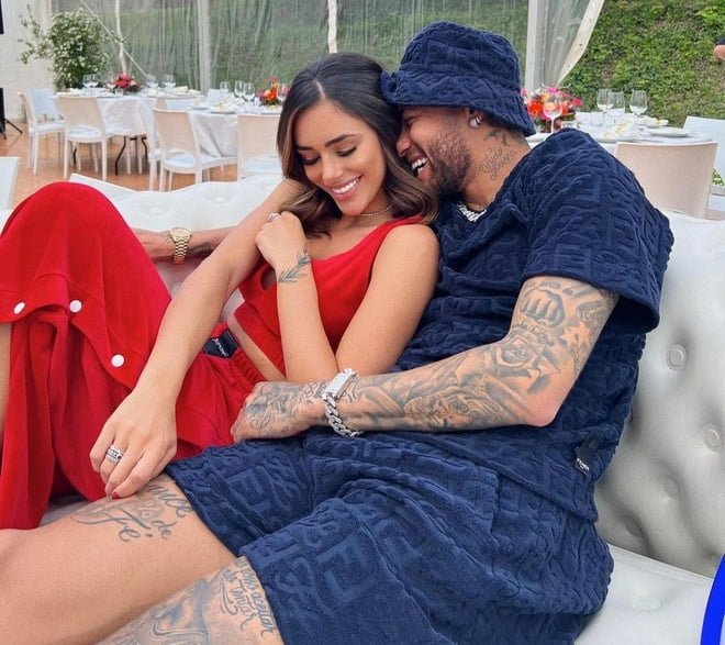 Neymar hạnh phúc bên người bạn gái hiện tại.