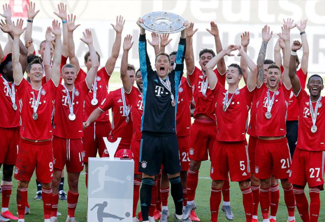 Các cầu thủ đội tuyển Bayern Munich ăn mừng với chiếc đĩa bạc