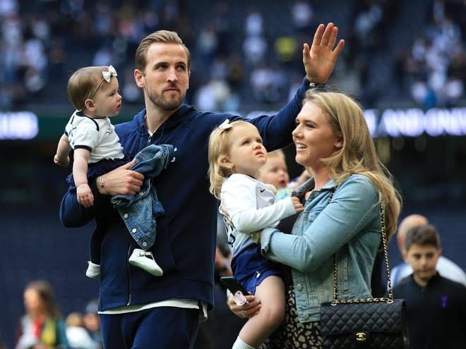 Cầu thủ Harry Kane cùng con gái và vợ