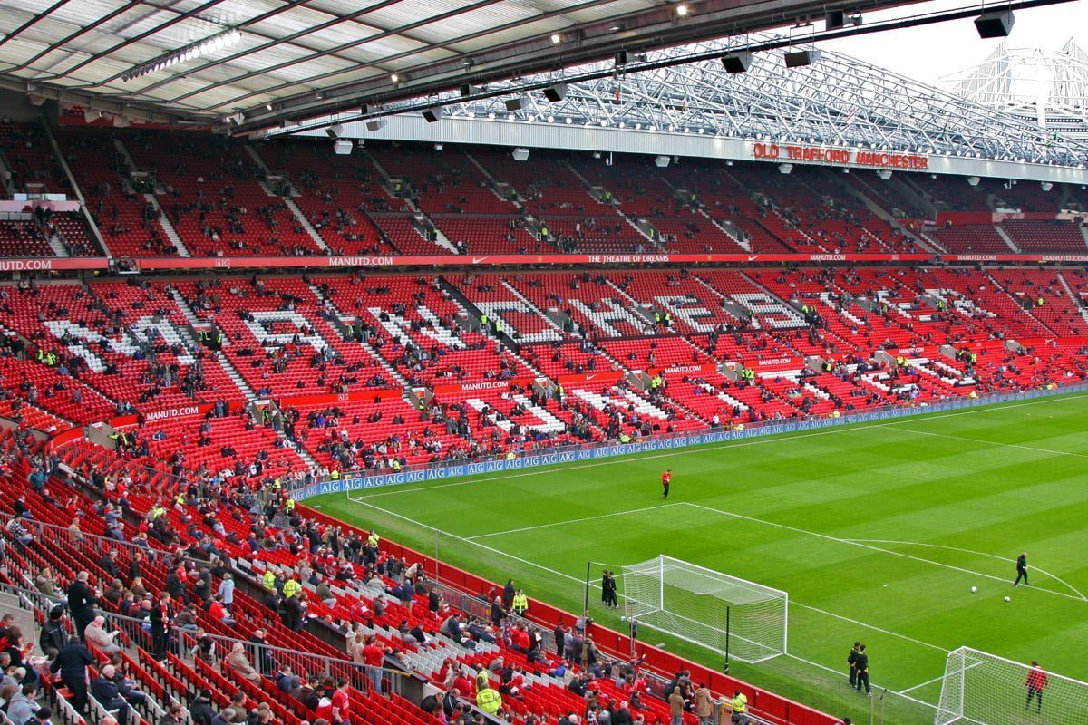 Sân vận động Old Trafford có sức chứa bao nhiêu?