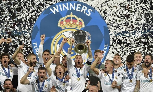 Real Madrid ăn mừng chiến thắng là đội bóng có 13 lần vô địch