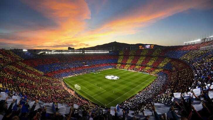 Các cổ động viên của FC Barcelona rất tận tâm và đam mê, và sân vận động Nou Camp là nơi để chứng kiến những trận đấu đầy cảm xúc và sự nhiệt tình của họ.